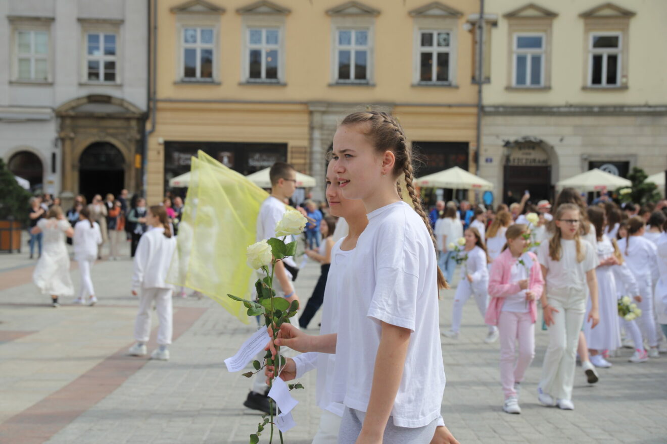 14. Róża dla Jezusa Miłosiernego na krakowskim rynku | eKAI Uzupełnij Zdania Góra Była Dla Jezusa