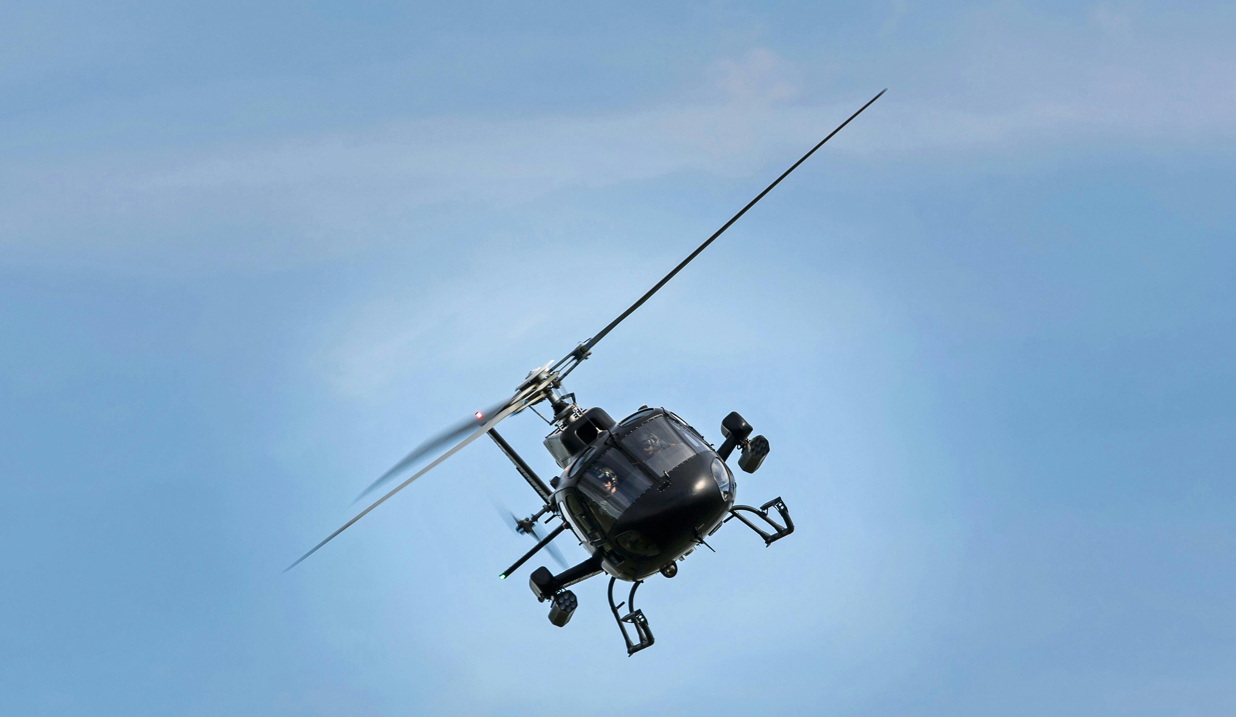 50+ Interesting Helicopter Photos · Pexels · Free Stock Photos Wytwarza Ciąg Potrzebny Do Lotu Helikoptera Krzyżówka