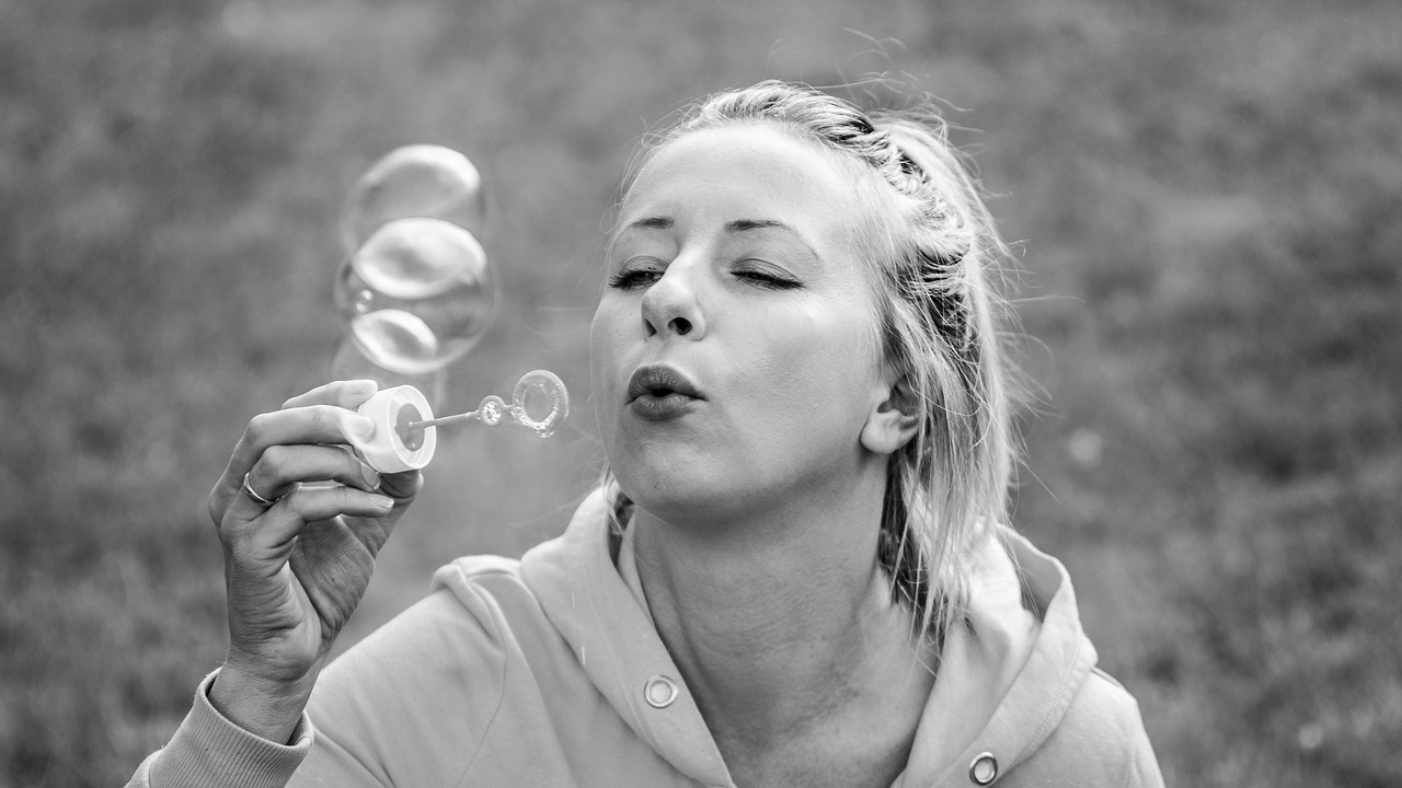 800+ Free Dziewczyna W Koszulce & B W Photos - Pixabay Dziewczyna W Sieci Pająka Imdb