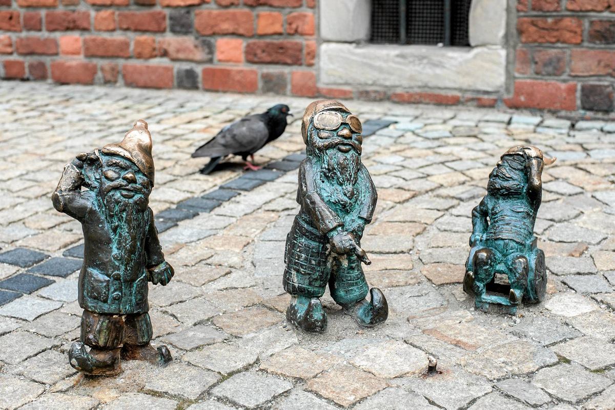 Alternatywny przewodnik po Wrocławiu. Krasnale wskażą wam drogę Połącz Imiona Krasnoludów Z Odpowiednimi Nazwami Kolorów Kapturów