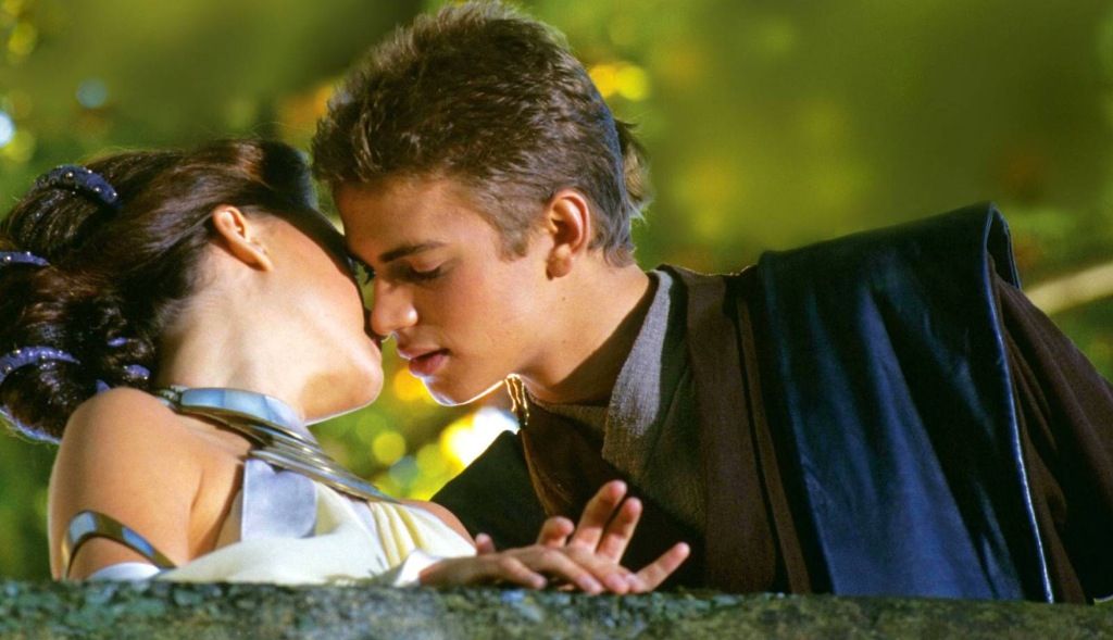 Anakin and Padme kiss behind the scnese. I LOVE THIS. EVERYTHING ABOUT Star Wars Anakin And Padme Kiss