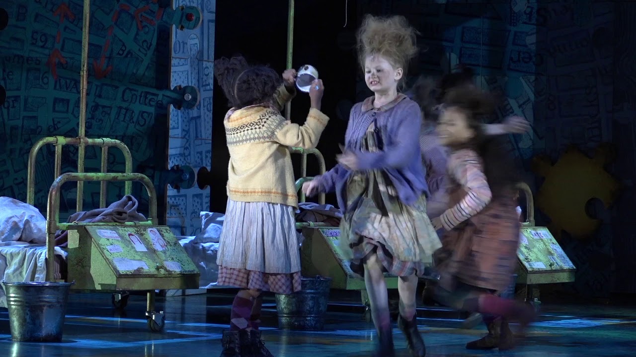 Annie Musicales De Broadway Line Of July In Its A Hard Knock Life