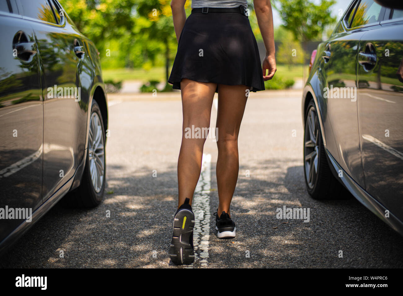 Belle femme aux jambes avec jupe courte sur la rue en journée Femme Avec Mini Jupe Tres Courte