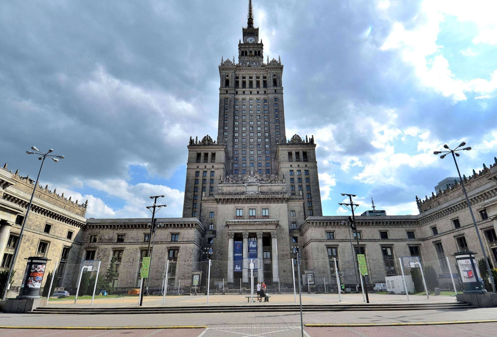 Brudny symbol stolicy. Czy Pałac Kultury i Nauki odzyska dawne barwy? Wymień Zasługi Jadwigi Andegaweńskiej Dla Polskiej Kultury I Nauki