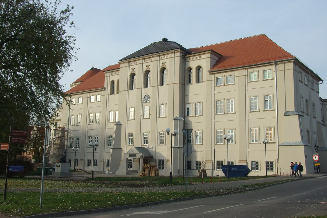 Budynek szkoły | I Liceum Ogólnokształcące w Piotrkowie Trybunalskim im I Liceum Ogólnokształcące Im Bolesława Chrobrego Piotrków Trybunalski