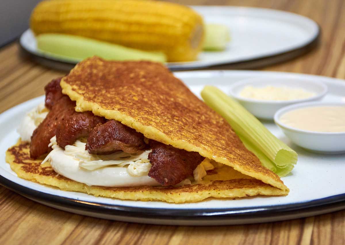 Cachapa Con Queso Y Cochino Frito