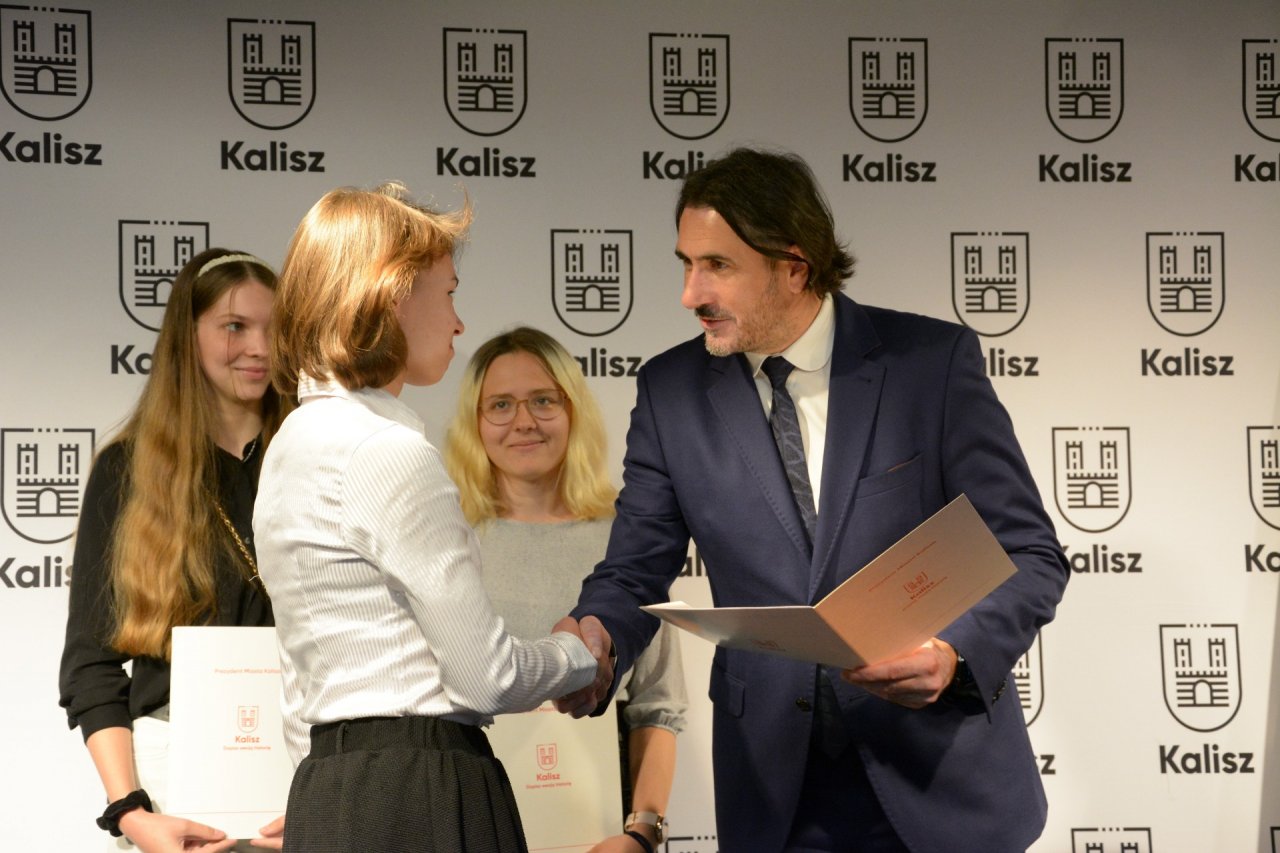 Calisia.pl - Najlepsi uczniowie w Kaliszu nagrodzeni stypendium im Stypendium Jana Pawła Ii Ostrów Wlkp 2016