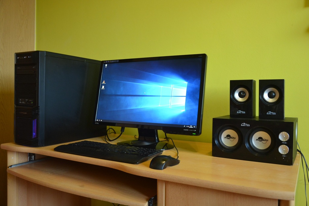 Cały zestaw komputerowy z monitorem,głośnikami itd - 7434250627 Zestaw Komputerowy Składa Się Z Komputera I Monitora