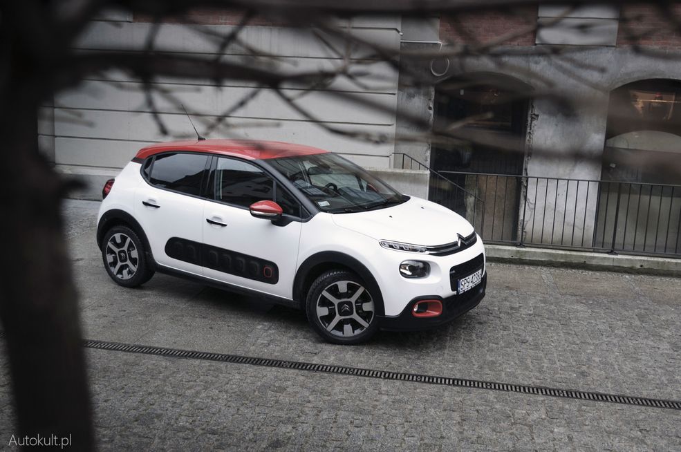 Citroën C3 1.2 PureTech 110 (2016) - zdjęcia, wnętrze, bagażnik Wśród Samochodów Stojących Na Parkingu 1 3 To Fiaty