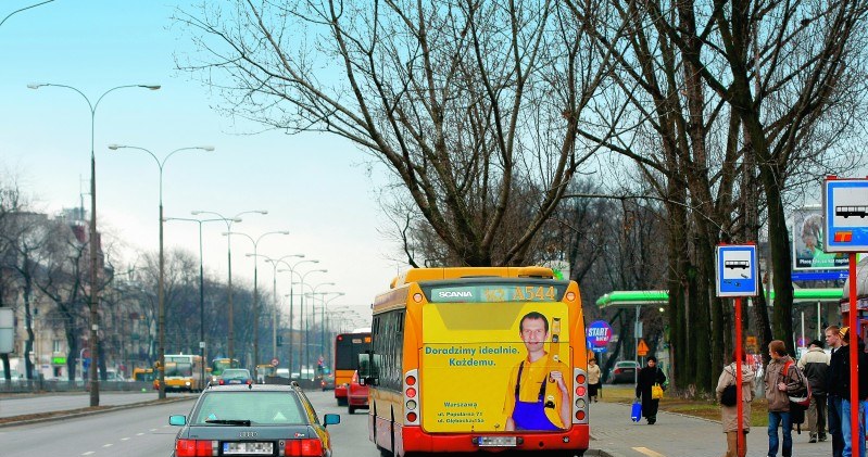Omijanie Autobusu Na Przystanku Bez Zatoczki