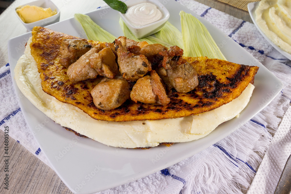 Comida típica de Venezuela servido en plato para restaurante, cachapas Cachapa Con Queso Y Cochino Frito