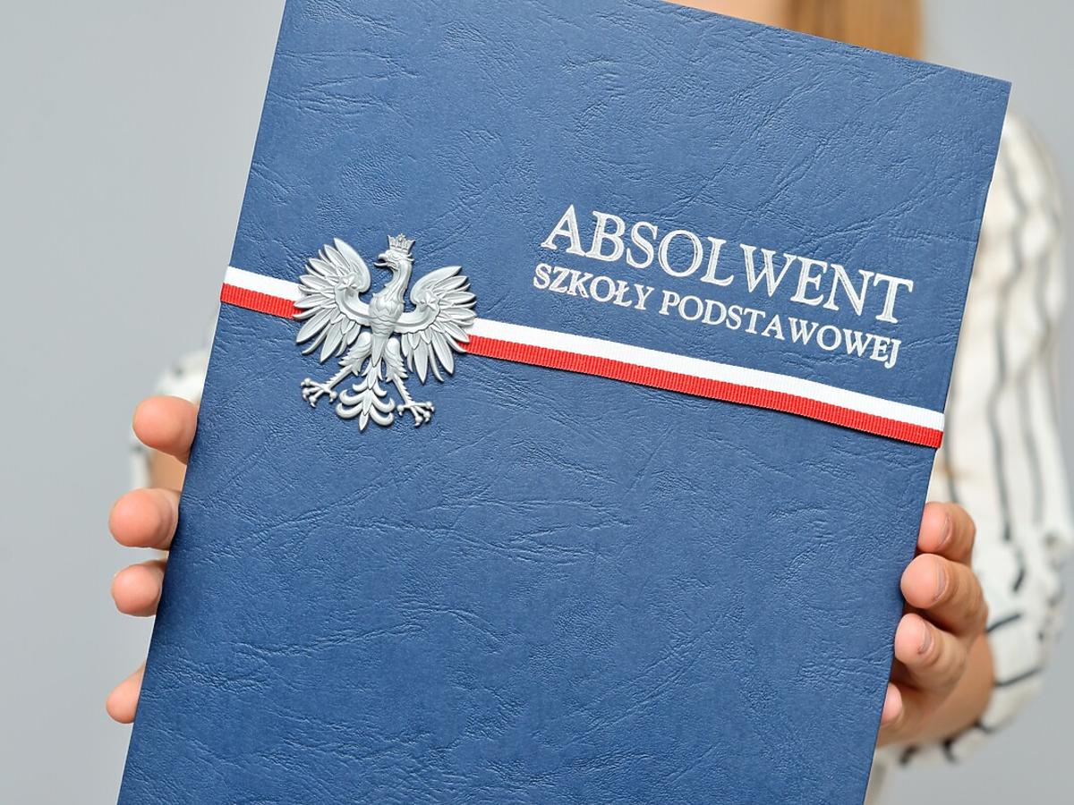 Czerwony pasek na świadectwie: od jakiej średniej? Wymagania 2024 Jaką średnią Trzeba Mieć Na świadectwo Z Paskiem