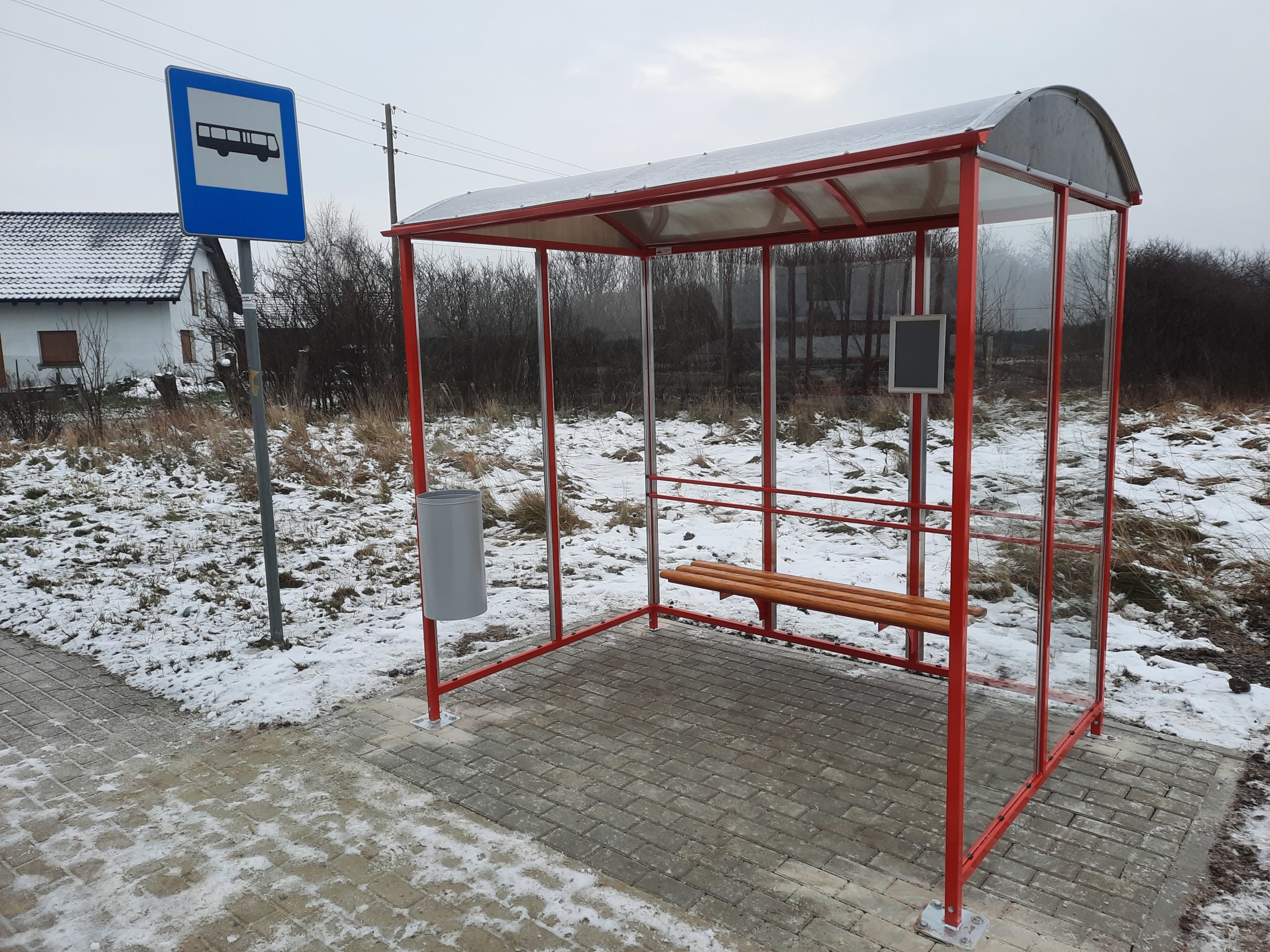 Czym powinien charakteryzować się najlepszy przystanek autobusowy Przystanek Autobusowy Znajduje Się Przy Prostokątnym Skwerze