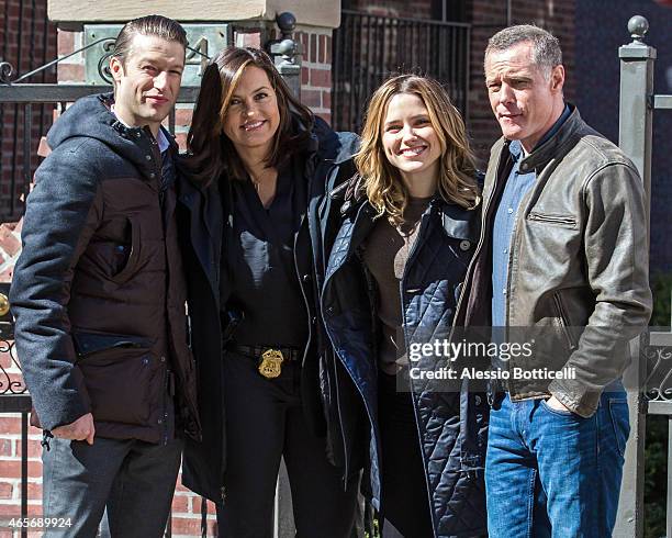 D Cast Photos and Premium High Res Pictures - Getty Images Jason Beghe And Sophia Bush