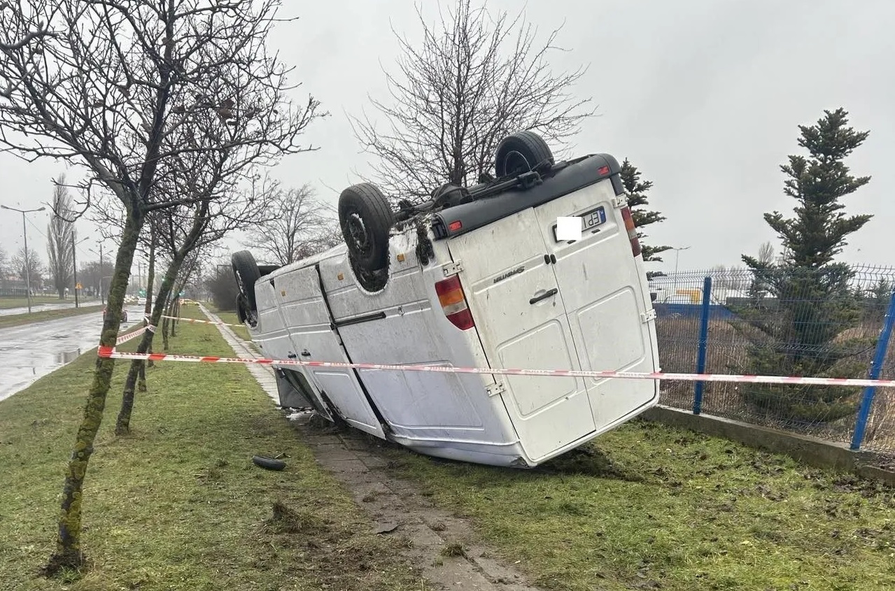 Dachowanie na Żelaznej w Piotrkowie Trybunalskim. 53-letni kierowca był Praca Kierowca W Piotrkowie Tryb