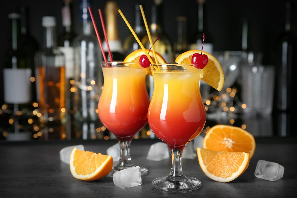 Drinki z wódką - kilka prostych przepisów w sam raz na imprezę | Jak Proste Drinki Z Wodka Smakowa