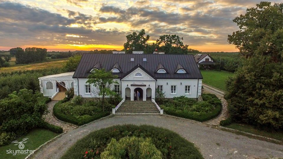 Dwór na Wichrowym Wzgórzu - odkrywaj i rezerwuj na Slowhop.com Jak Kupić Dom W Wichrowym Tronie