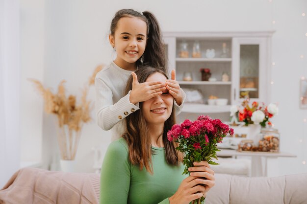 Feliz día de la madre concepto. hija hija felicita a mamá y le regala Gladys Le Da Flores A Su Mama