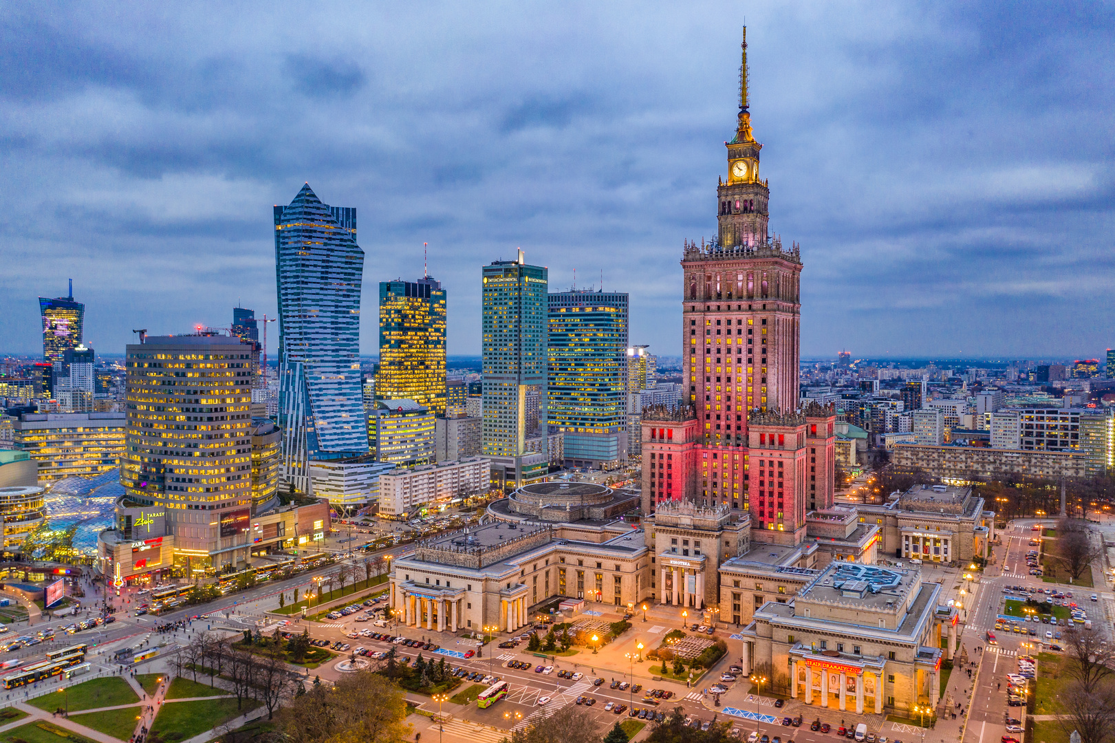 Fototapeta Rozświetlona Warszawa Centrum Wieczorem, Pałac Kultury i Warszawa Restauracja Gruzińska Magda Gessler