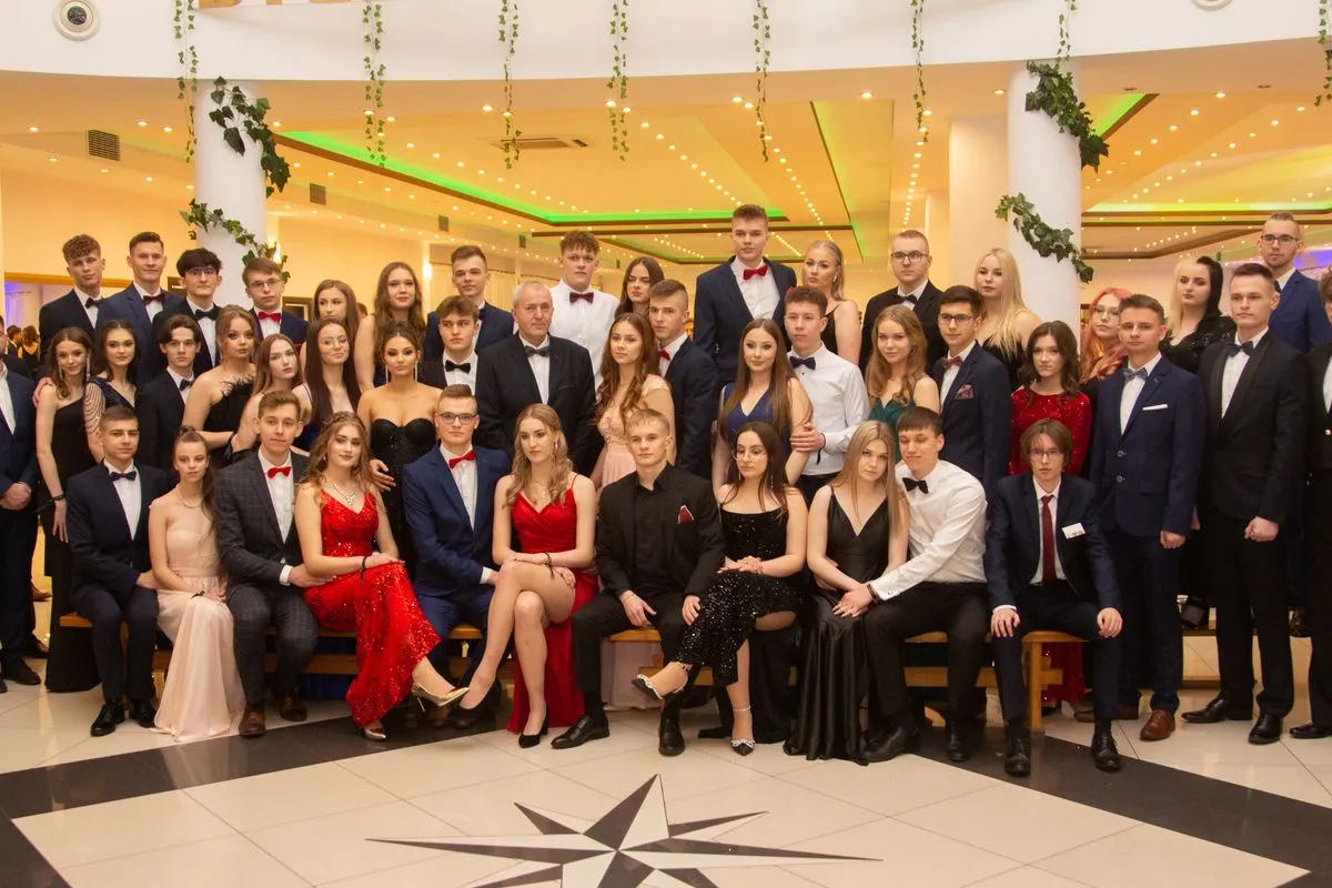 Galeria - Studniówka Liceum Ogólnokształcącego im. Mikołaja Kopernika w Poznać Przeszłość Klasa 3 Liceum