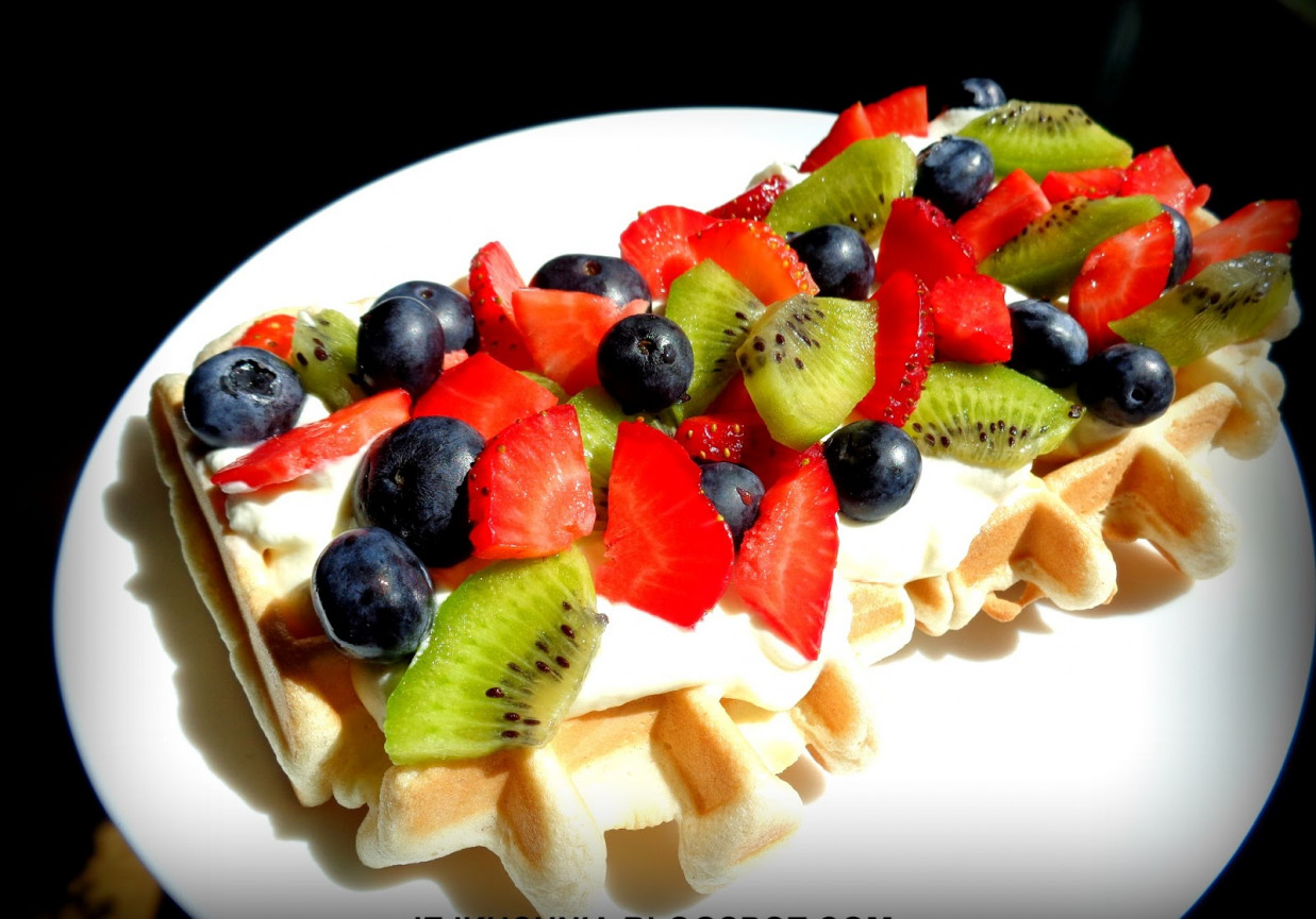 Gofr Z Bita Smietana I Owocami Kcal