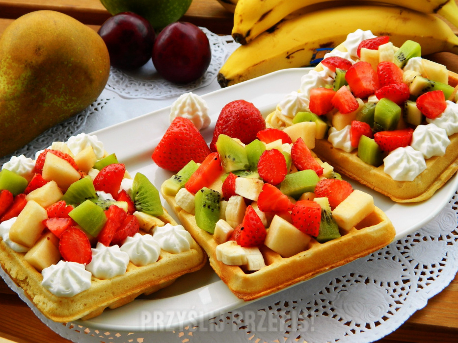 Gofry z bitą śmietaną i owocami - przepis - PrzyslijPrzepis.pl Gofr Z Bita Smietana I Owocami Kcal