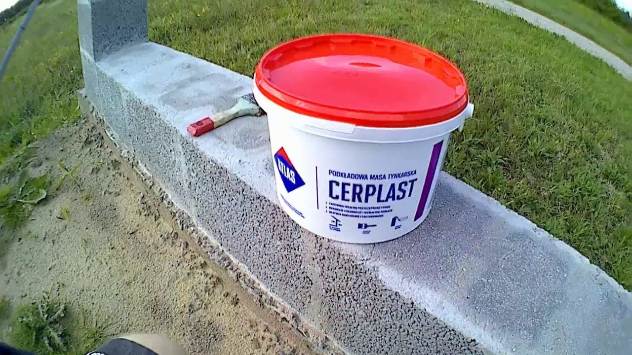 Gruntowanie słupów przed wklejaniem narożników. Grunt CERPLAST od Zmiana Przeznaczenia Gruntów Rolnych Na Cele Nierolnicze
