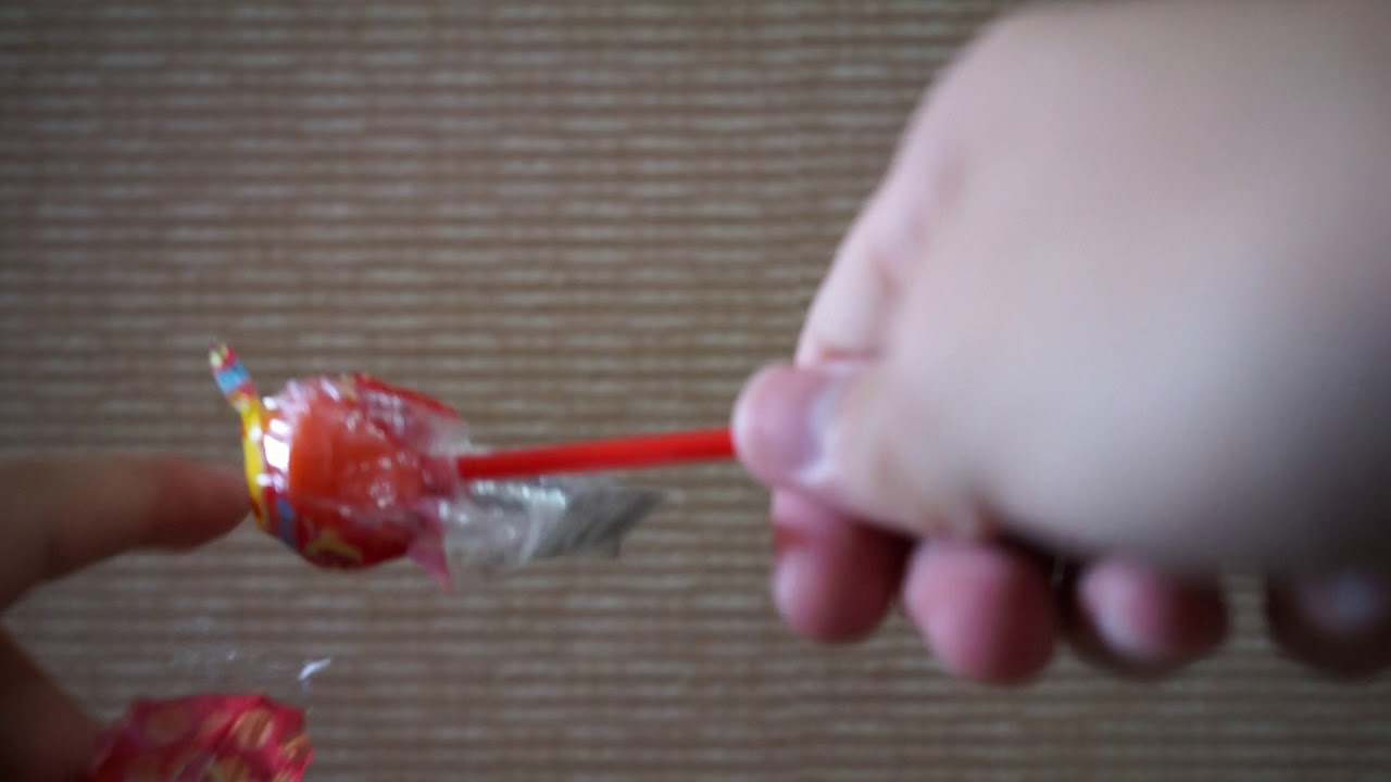 How to open a Chupa Chups correctly วิธีเปิดลูกอมที่ถูกต้อง 正しいチュッパチャッ How To Open Chupa Chups Easily