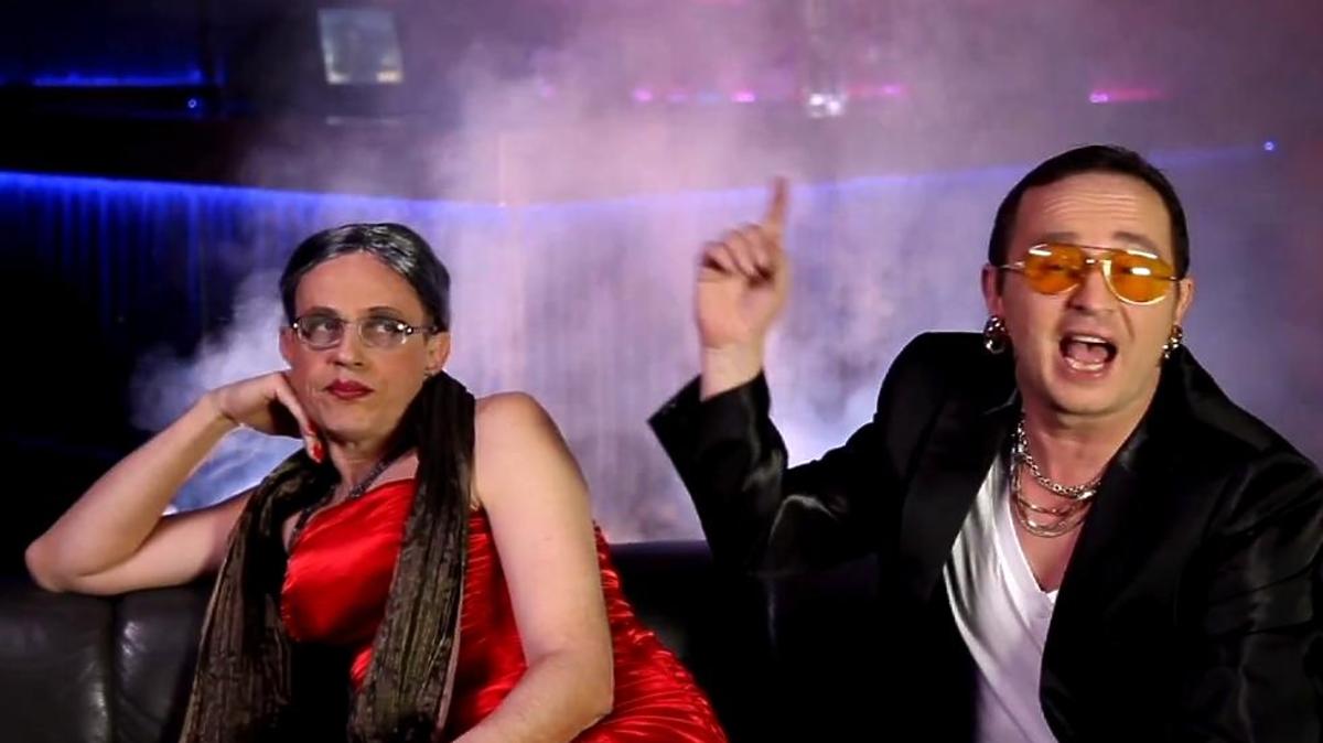 Kabaret Pod Wyrwigroszem wyśmiewa zespół Weekend Kabaret Pod Wyrwigroszem Ona Nie Tanczy Dla Mnie