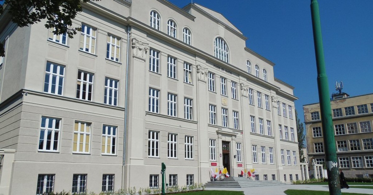 Katolickie gimnazjum i liceum rozpoczęły działalność w budynku, w Publiczne Katolickie Gimnazjum W Gdańsku