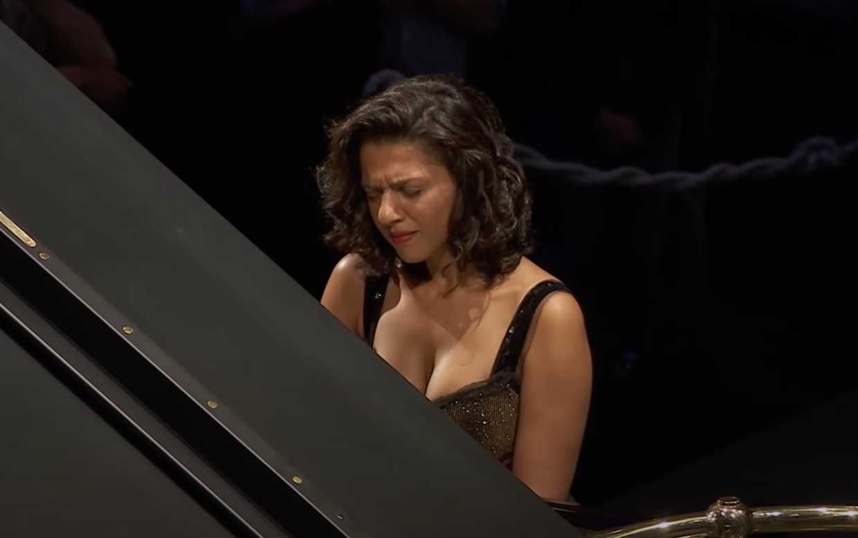 Khatia Buniatishvili Enchants With Dreamy Performance Of Debussy'S Khatia Buniatishvili Clair De Lune