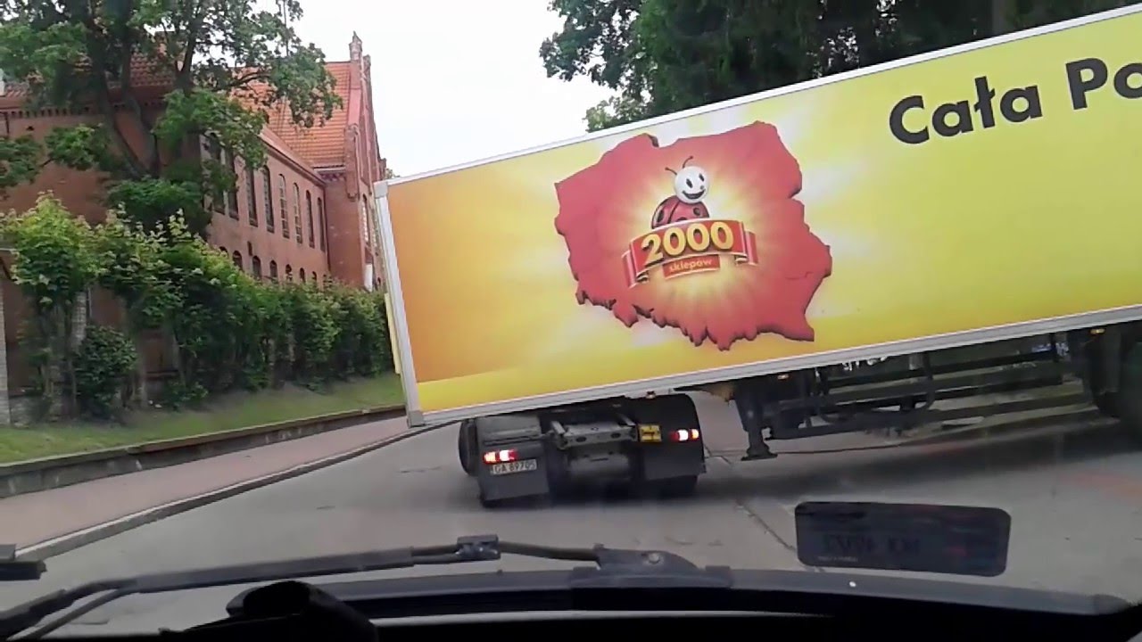 Kierowca tira nie może wjechać do Biedronki - YouTube Do Biedronki Przyszedł żuk Youtube