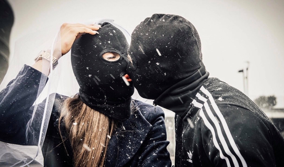 Kominiarki, przebrany pies i czerwone róże. Tak wyglądał "gangsterski 4 Gramy Ganji Na łeb 4 Kominiarki Na łeb