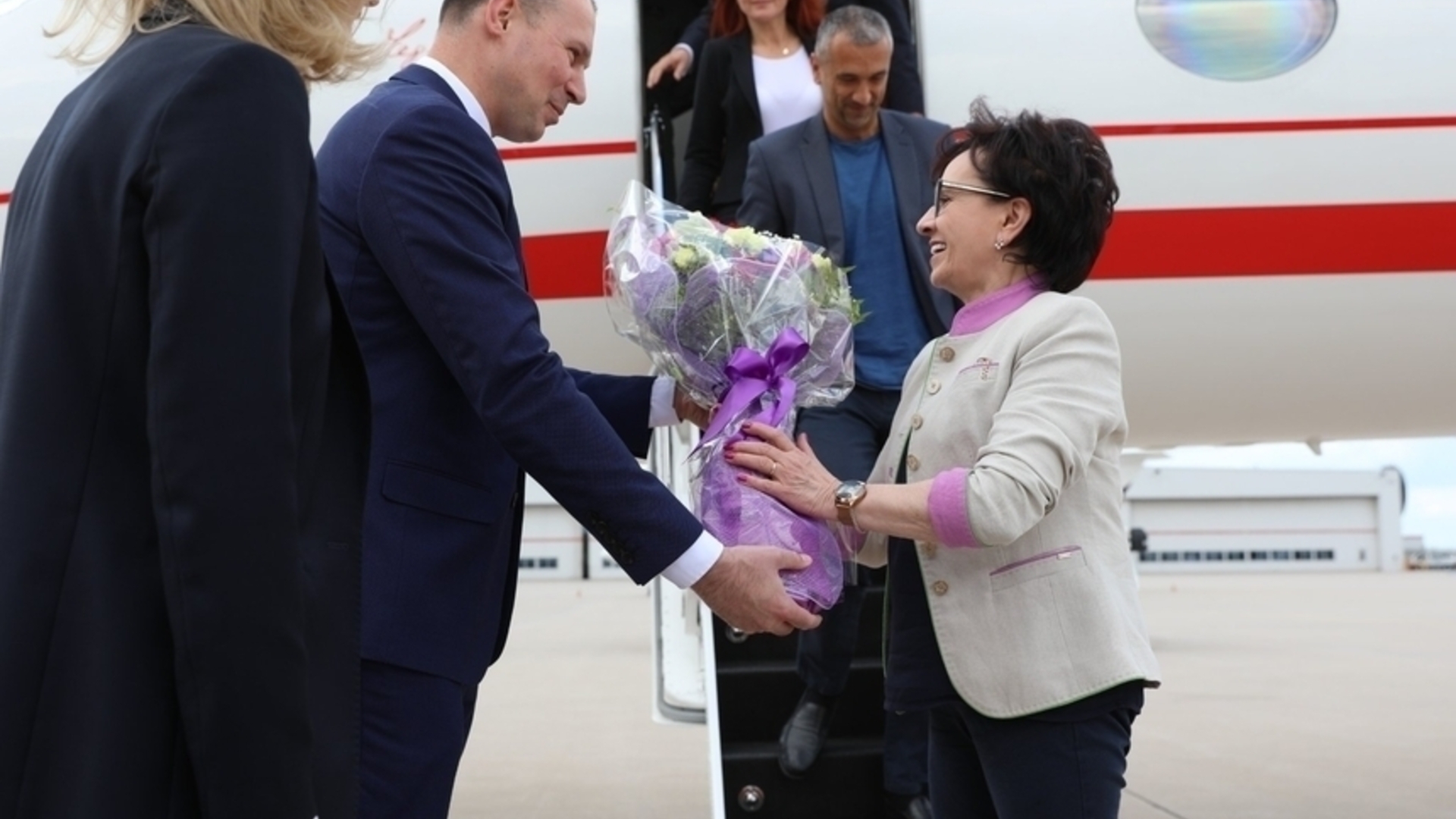 Kosztowne podróże zagraniczne marszałek Witek. Latała ze sporą świtą Latala Pani Z Panem Aeroplanem