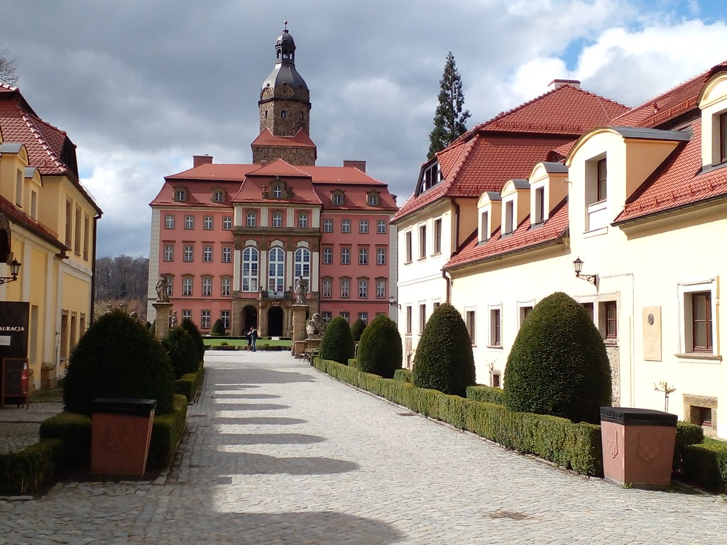 Książ Castle | en.wikipedia.org/wiki/Ksi%C4%85%C5%BC_Castle | John Książki O Ii Wojnie światowej
