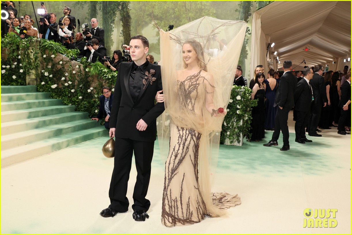 Lana Del Rey References an Ethereal Alexander McQueen Look at Met Gala Lana Del Rey Meet Gala