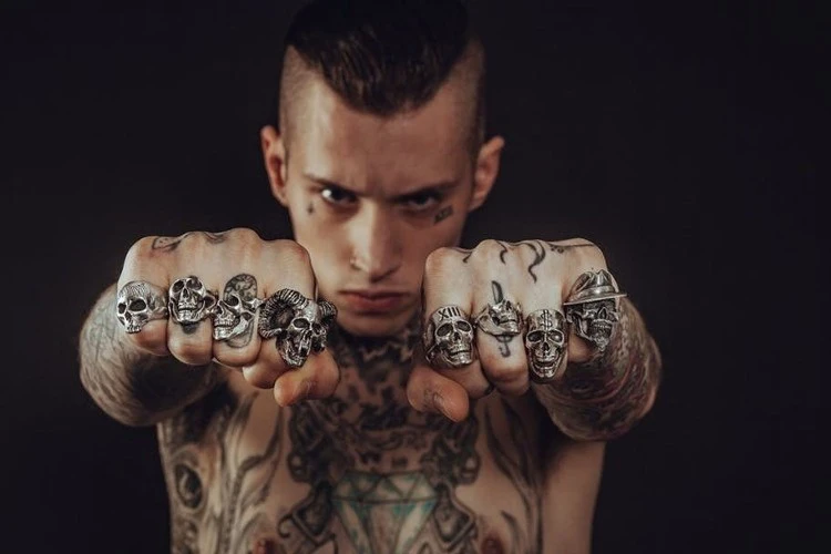 Łezka pod okiem – tatuaż więzienny czy krzyk mody? I BeardMan.pl Co Oznacza łezka Tatuaz Pod Lewym Okiem