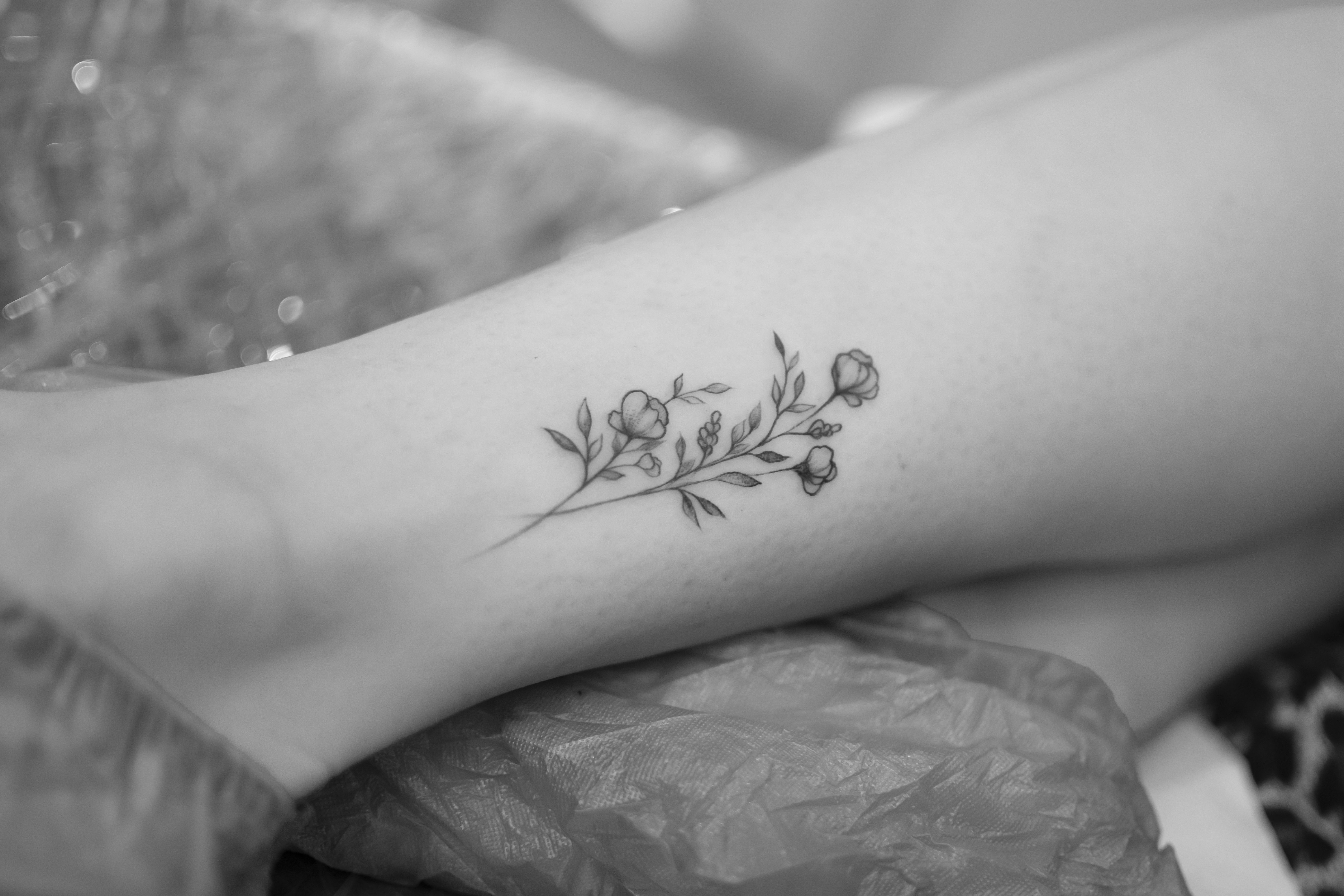 mały delikatny czarny tatuaż kwiatów na kostce na nodze Friend Tattoos Tatuaze Dla Dziewczyn Na Nodze