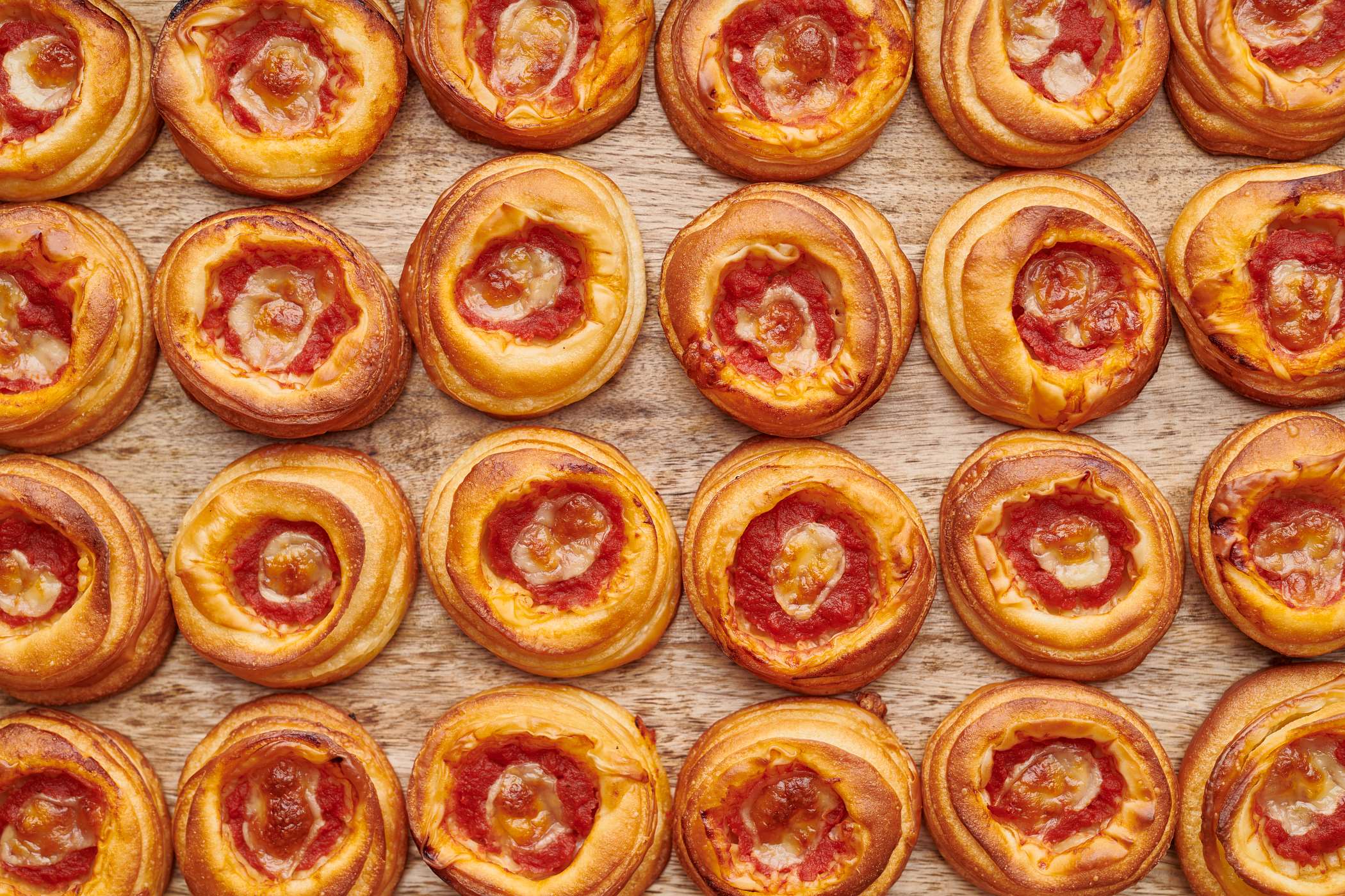 Mini pizze z ciasta francuskiego | przepis na FajneGotowanie.pl Mini Pizze Z Ciasta Francuskiego