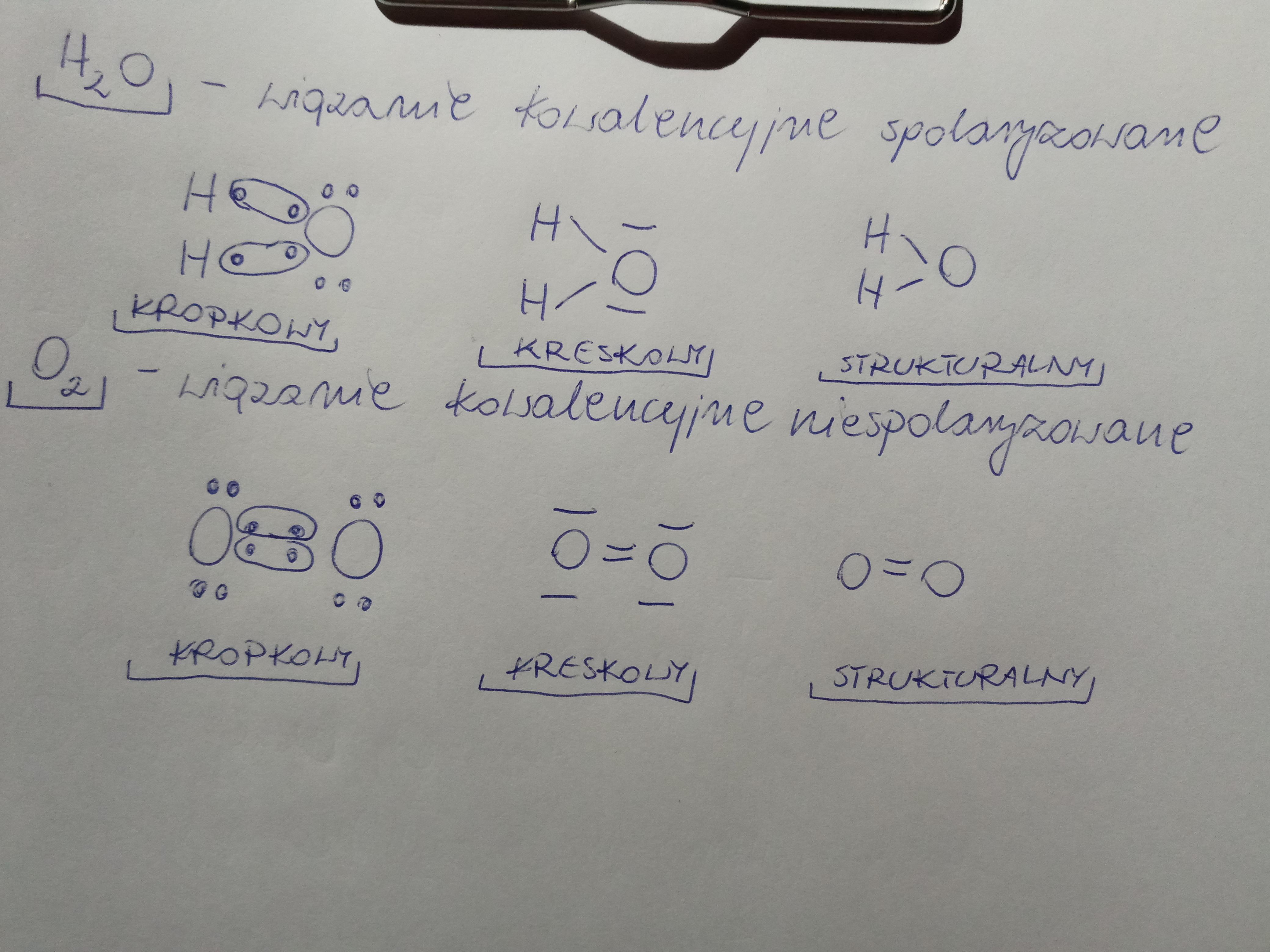Napisz wzór elektronowy i wzór strukturalny cząsteczek: A. H2O i B. O2 Uzupełnij Opis Wiązania Chemicznego W Cząsteczce Chlorowodoru