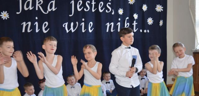 "Naprawdę jaka jesteś, nie wie nikt... " - Dzień Kobiet - Publiczna Naprawde Jaka Jestes Nie Wie Nikt Tekst Piosenki