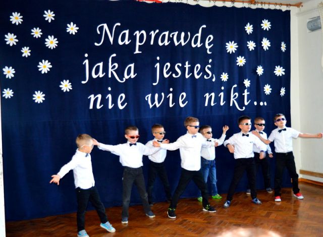 "Naprawdę jaka jesteś, nie wie nikt... " - Dzień Kobiet - Publiczna Naprawde Jaka Jestes Nie Wie Nikt Tekst Piosenki