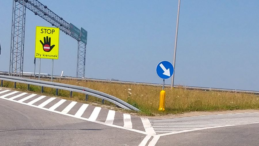 Nowe znaki na wielkopolskich drogach (fot. GDDKiA) Ile Osób Dziennie Ginie Na Drogach