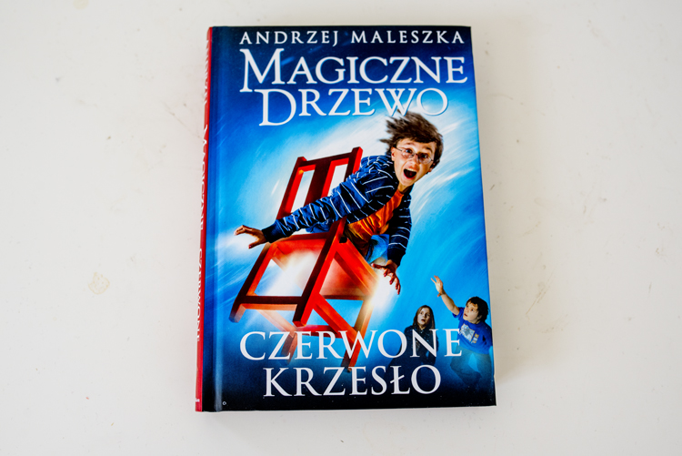 Magiczne Drzewo Czerwone Krzesło Fragment