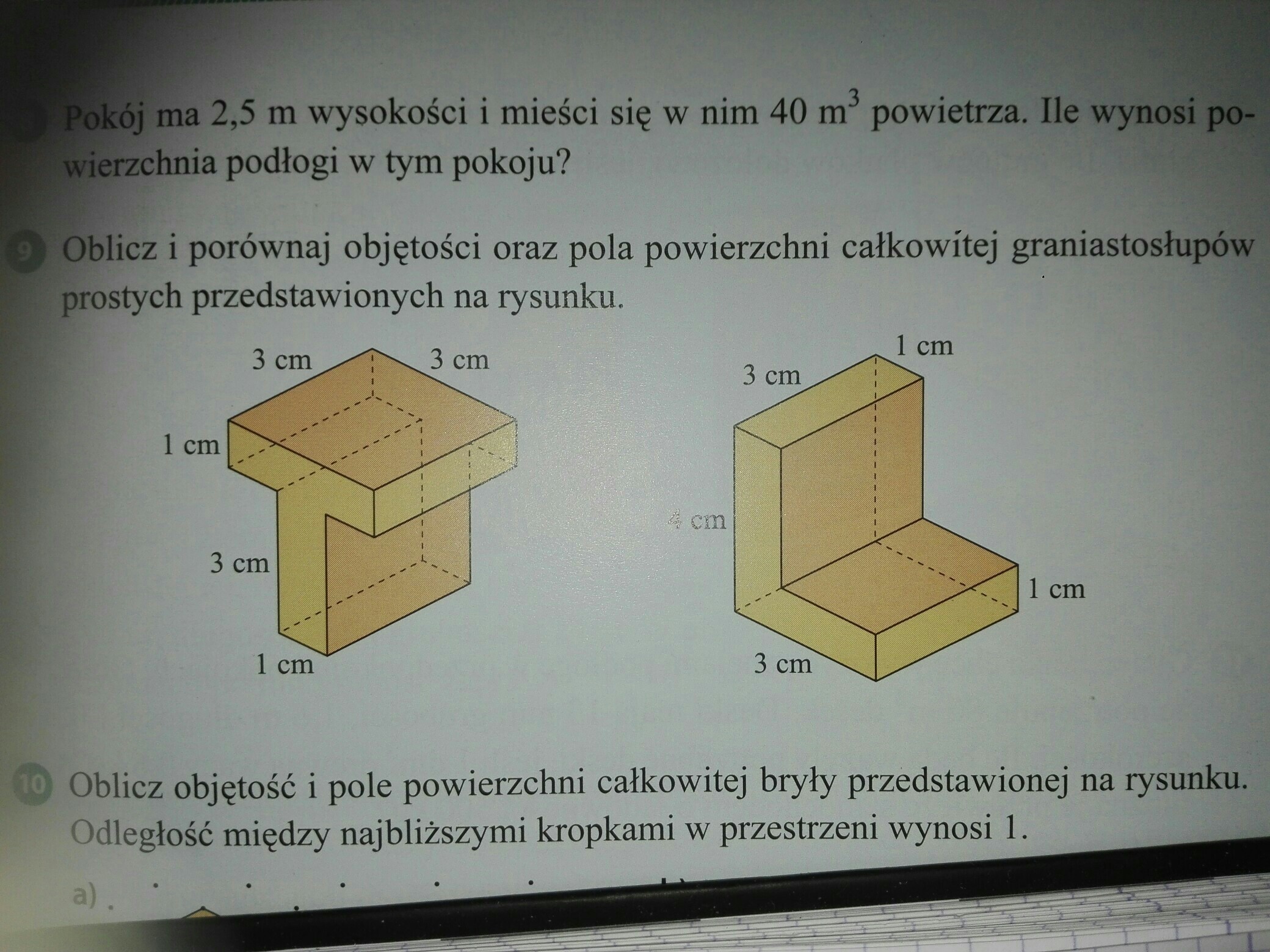 Oblicz i porównaj objętości oraz pola powierzchni całkowitej Graniastoslupy 8 Klasa Zadania
