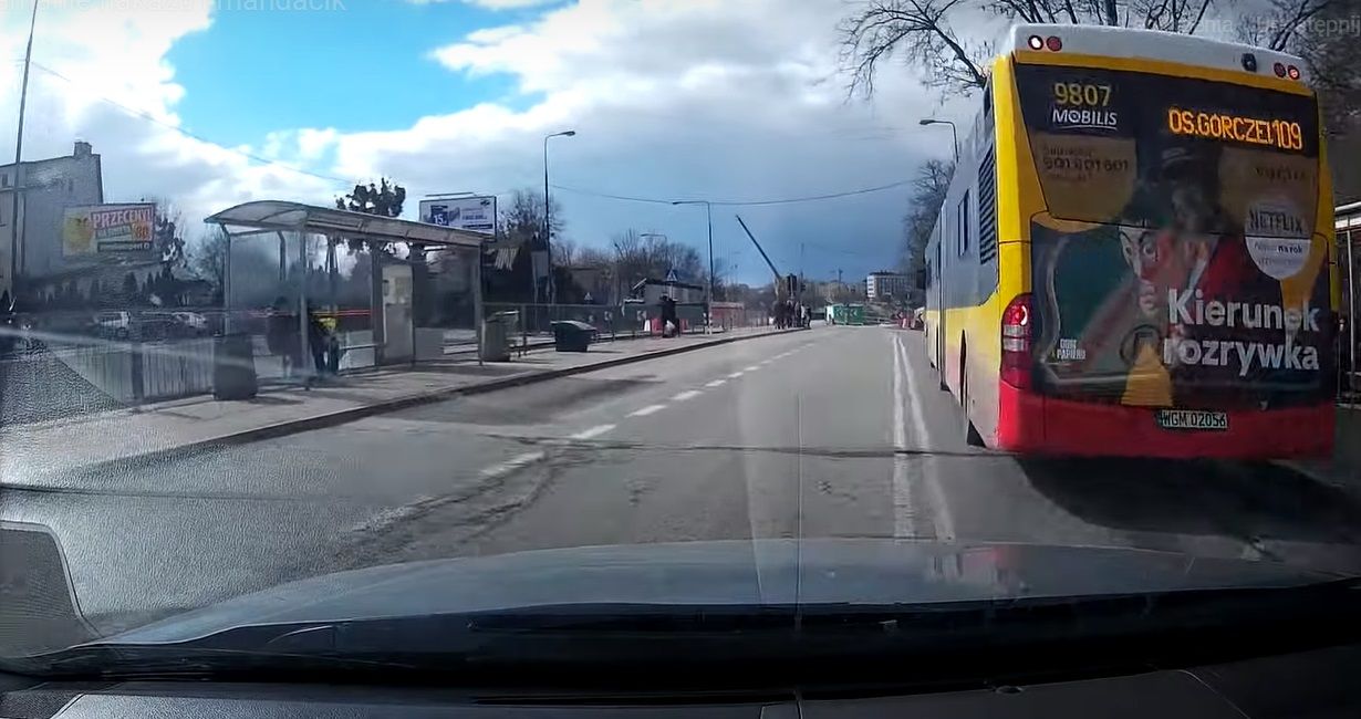 Omijał autobus na zakazie. Spotkała go szybka karma Omijanie Autobusu Na Przystanku Bez Zatoczki