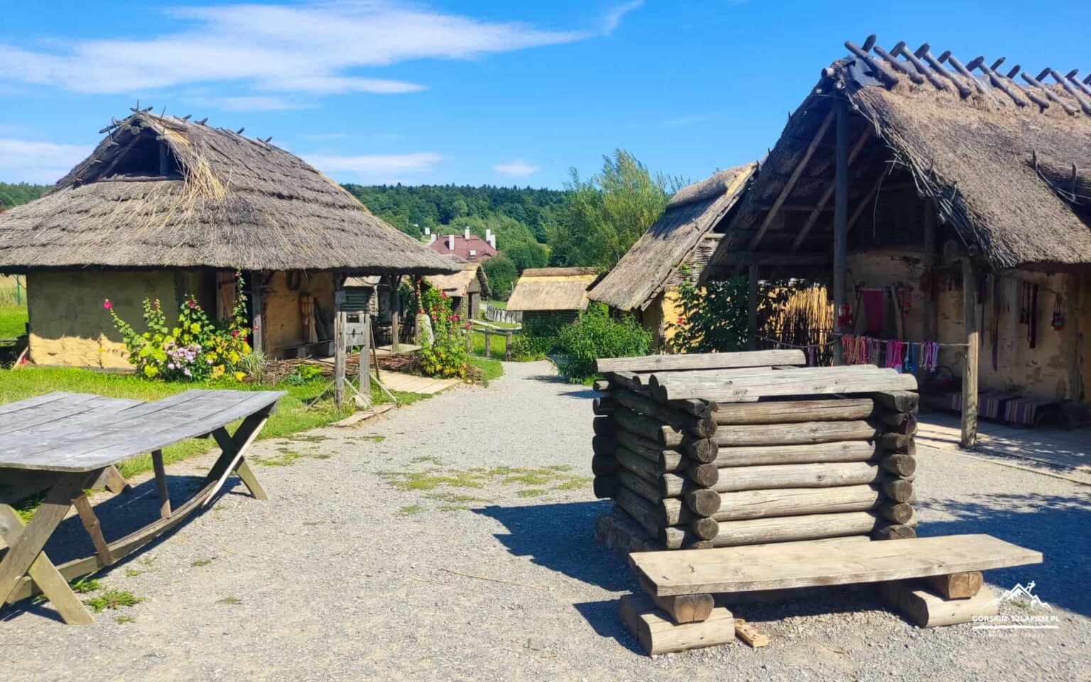 Osada Średniowieczna w Hucie Szklanej - zwiedzanie, bilety, dojazd Osada średniowieczna W Hucie Szklanej