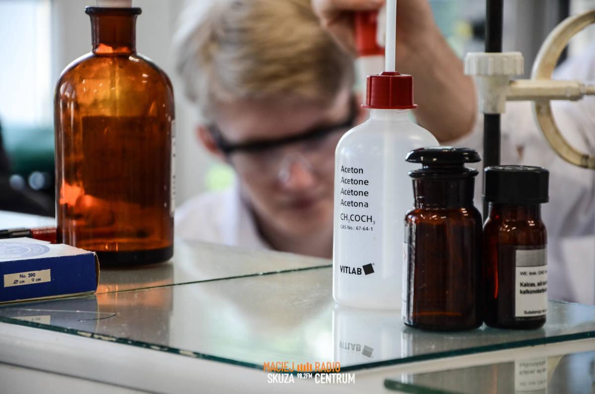"Pamiętaj chemiku młody, wlewaj zawsze kwas do wody". Za nami V Pamiętaj Chemiku Młody Zawsze Wlewaj Kwas Do Wody Dlaczego