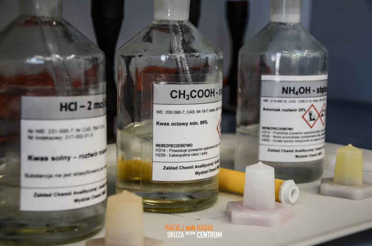 "Pamiętaj chemiku młody, wlewaj zawsze kwas do wody". Za nami V Pamiętaj Chemiku Młody Zawsze Wlewaj Kwas Do Wody Dlaczego
