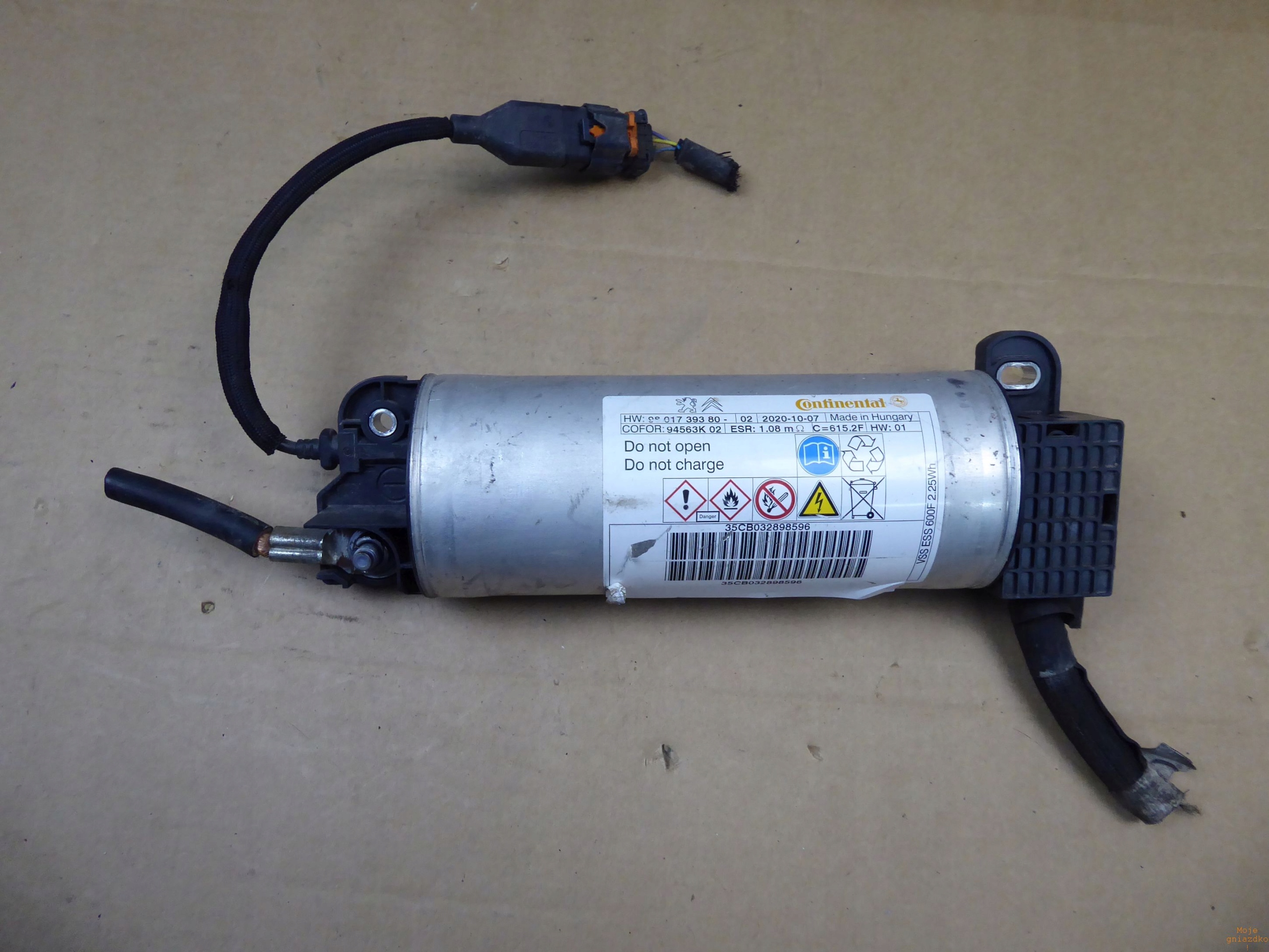 PEUGEOT CITROEN kondensator cewka start stop 9801739380 208 2008 308 Płaski Kondensator Próżniowy Jest Podłączony Do źródła O Napięciu U